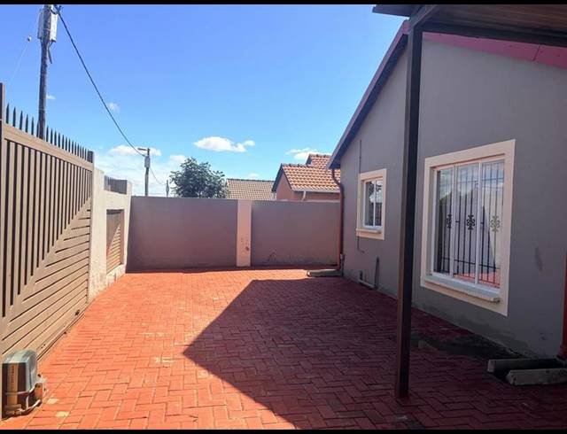 2 BEDROOM HOUSE FOR SALE IN ROSSLYN